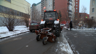 Коммунальные службы очистили дворы Петербурга от первого снега