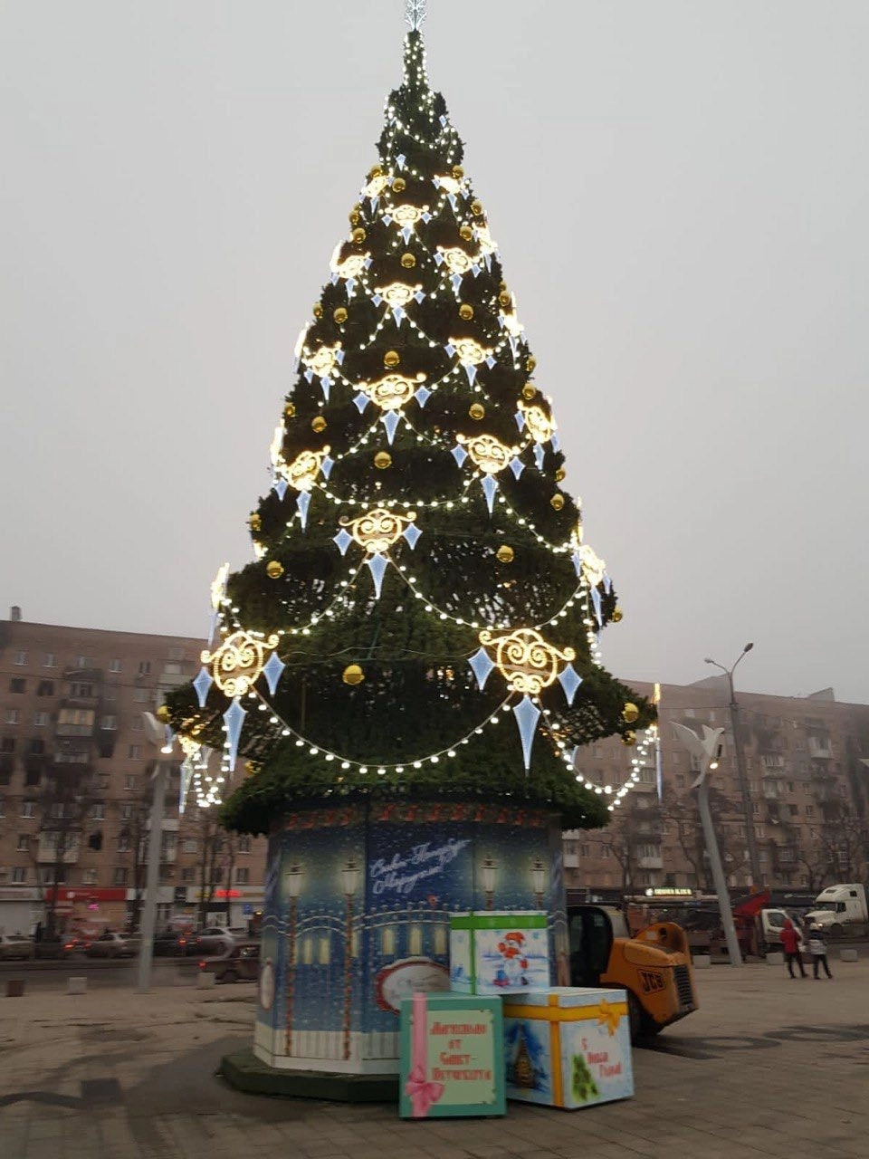 Подарок городу-побратиму: на площади Свободы в Мариуполе зажгли 20-метровую елку - tvspb.ru