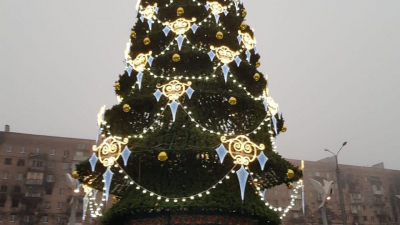 Петербургский подарок: в Мариуполе установили 20-метровую новогоднюю ель