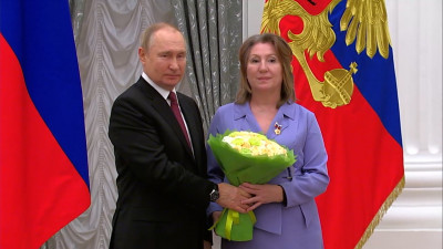 Владимир Путин вручил орден «Мать-героиня» петербурженке Ирине Скрипко