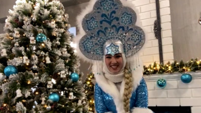 Уральская Снегурочка поздравила петербуржцев с наступающим Новым годом