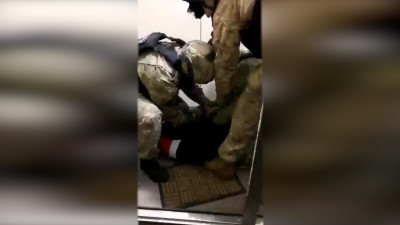 Оперативники задержали пьяного, размахивавшего ружьем с балкона на улице Всеволода Боброва