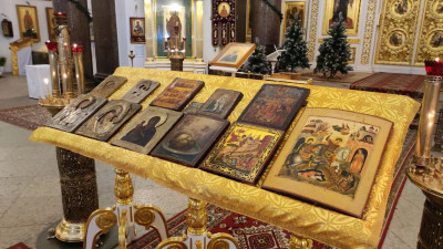 Таможенники Пулково передали церкви 12 икон начала прошлого века