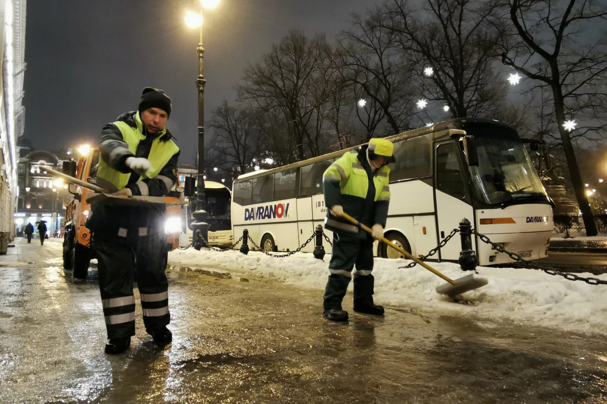 На петербургские улицы за сутки высыпали более 2 тысяч тонн пескосоляной смеси - tvspb.ru