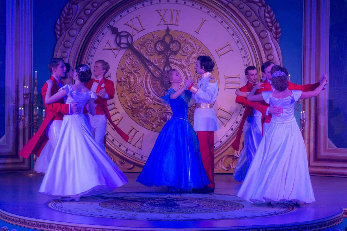 Петербуржцы смогут попасть на «Королевский бал» в Екатерининском собрании - tvspb.ru