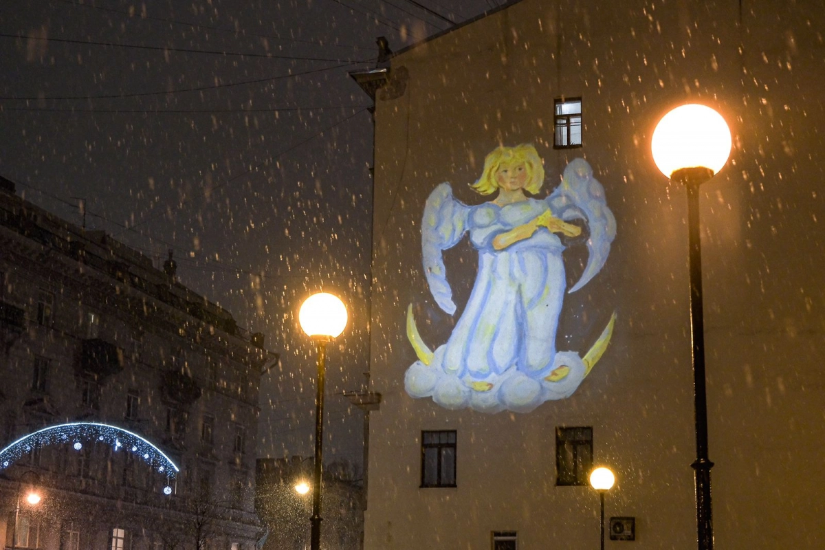 Сказочные коты и новогодние ангелы: петербургские дома украсили проекциями детских рисунков - tvspb.ru