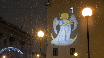 Сказочные коты и новогодние ангелы: петербургские дома украсили проекциями детских рисунков