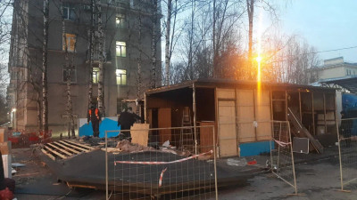 В пяти районах Петербурга снесли незаконные ларьки