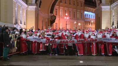 Сотни Дедов Морозов пробежали по центру Петербурга
