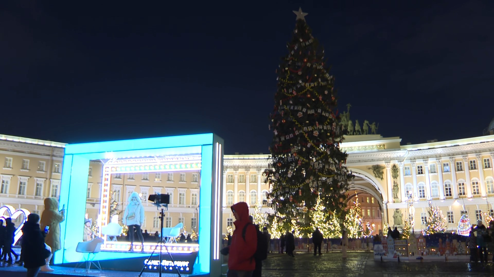 Дворцовая площадь в санкт-петербурге елка. Дворцовая площадь в санкт петербурге елка 2024. Елка в питере 2022 на дворцовой. Дворцовая площадь в санкт петербурге елка 2024. Дворцовая площадь санкт-петербург 2023 год.