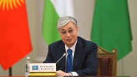 Президент Казахстана осудил мужские объятия