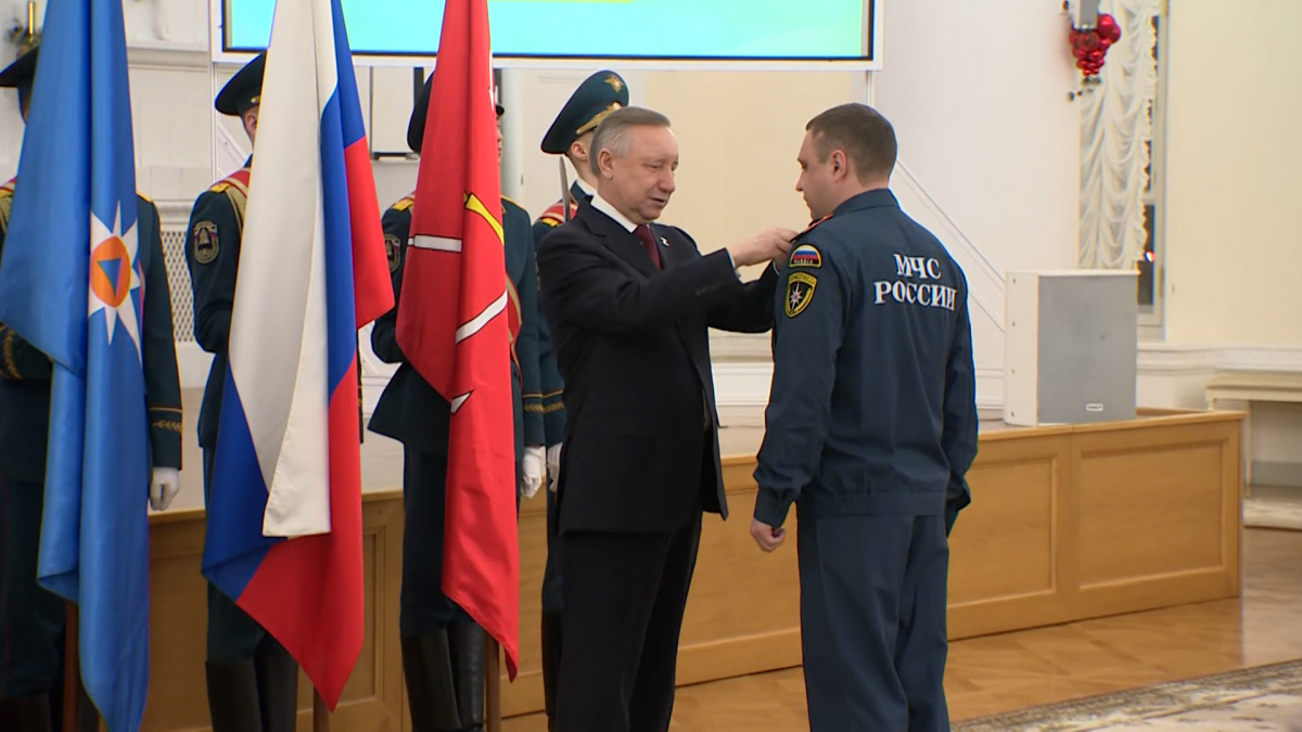 В Смольном поздравили спасателей с профессиональным праздником | Телеканал  Санкт-Петербург