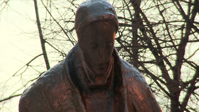 Бронзовую скульптуру Александра Блока установили на улице Декабристов