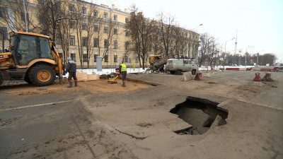 Движение на участке Петроградской набережной перекрыли в обе стороны