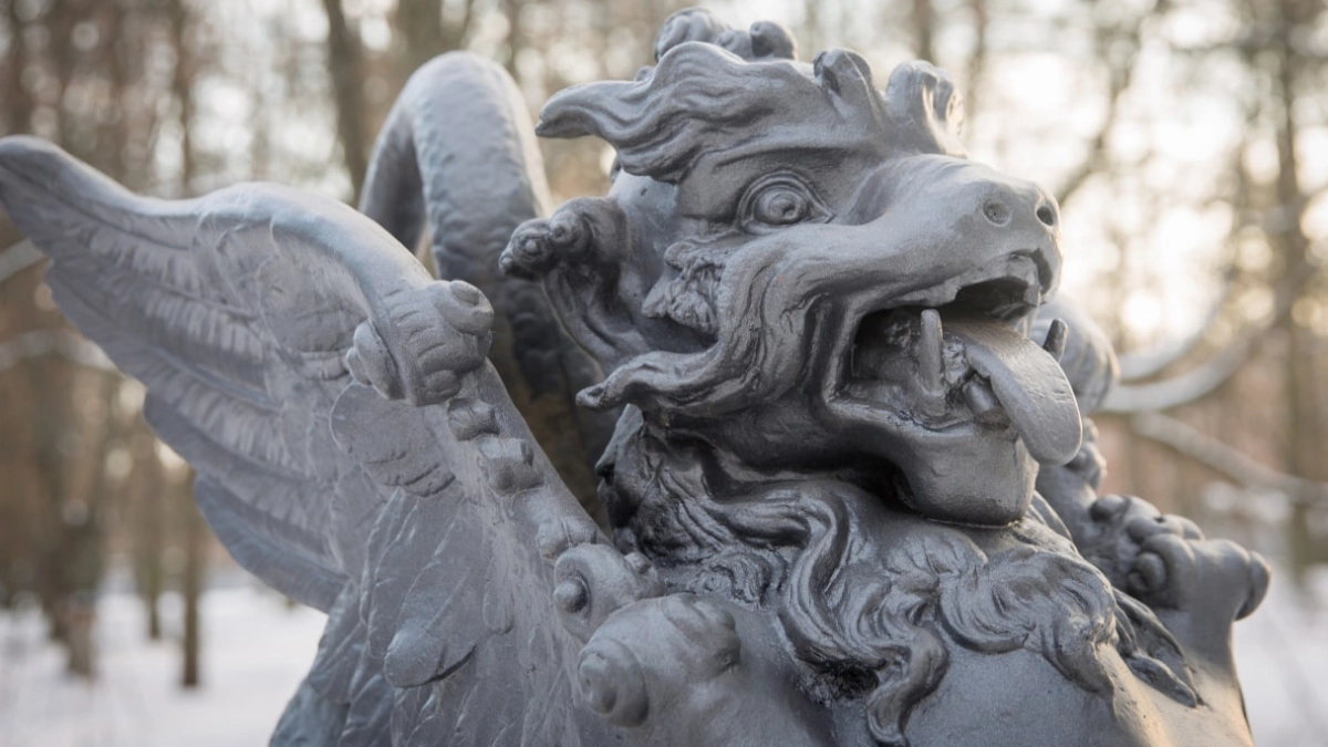 Крылатый дракон вернулся в Александровский парк после реставрации - tvspb.ru