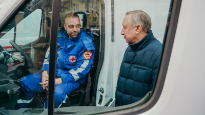 Александр Беглов передал петербургским врачам 102 новые машины скорой помощи
