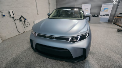 Кирилл Поляков осмотрел прототип петербургского электрокроссовера