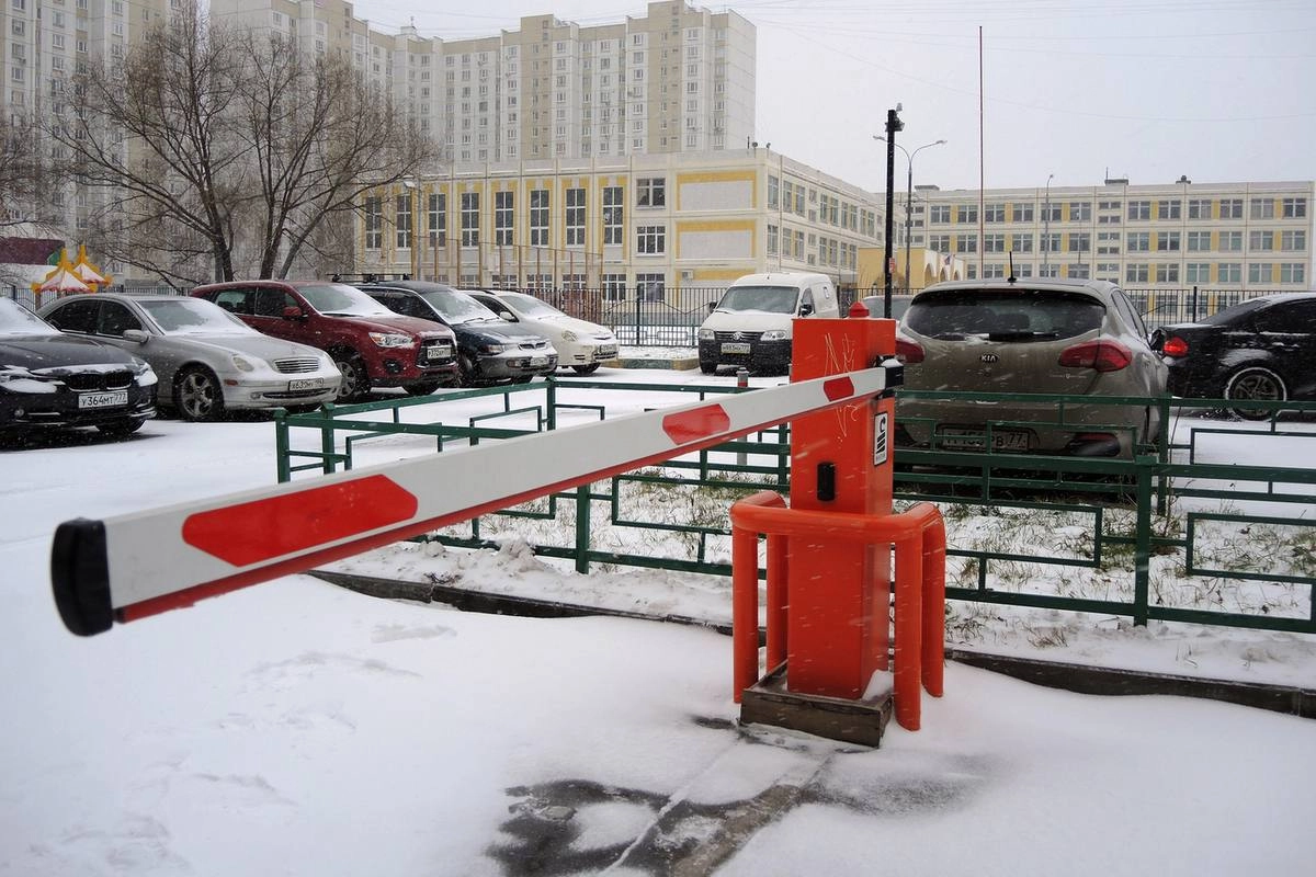 В Петербурге планируют упростить порядок установки шлагбаумов и ворот во дворах - tvspb.ru