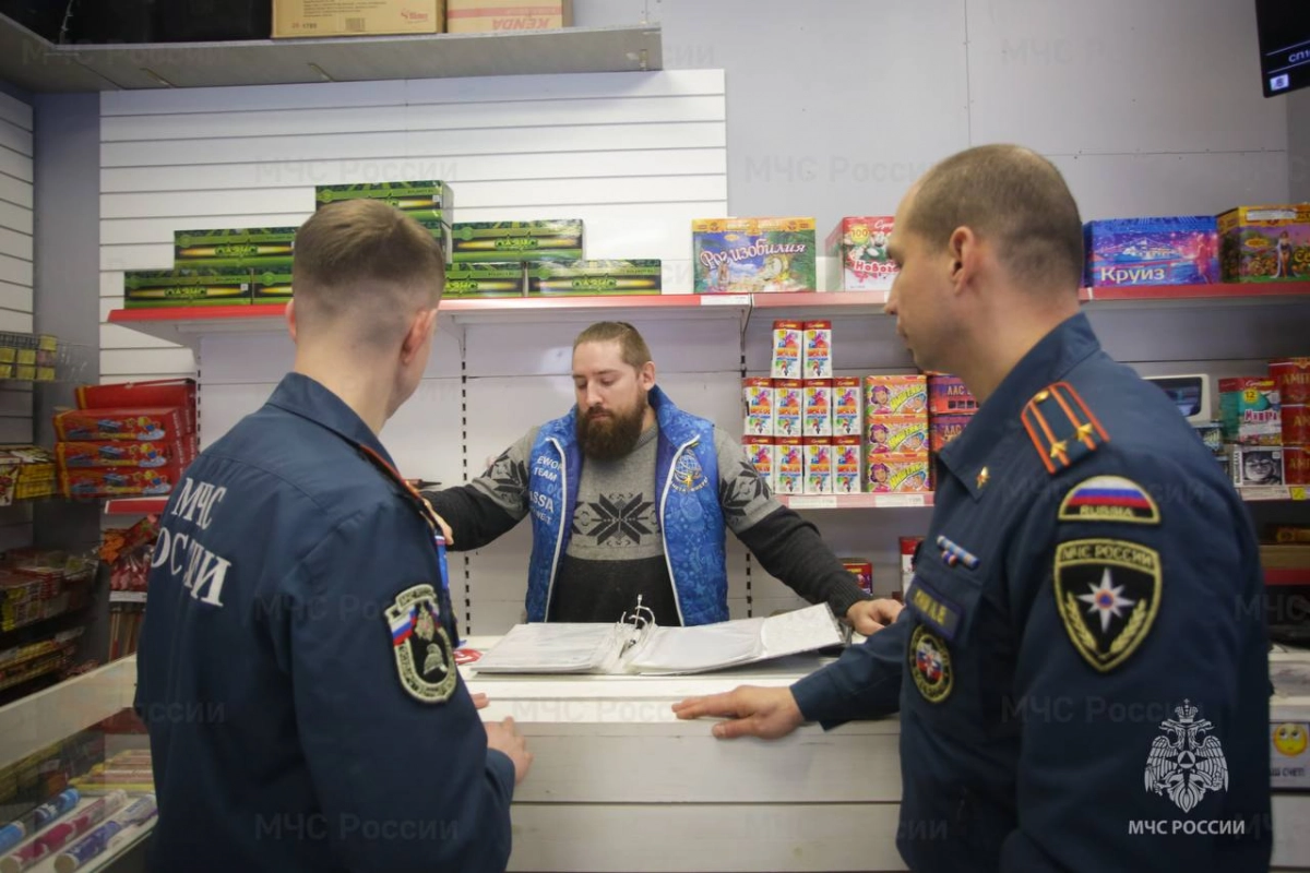В преддверии Нового года сотрудники МЧС проверили точки продажи пиротехники - tvspb.ru