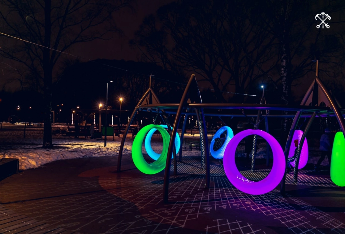 «Лунные качели» в Заневском парке получили оригинальную подсветку - tvspb.ru