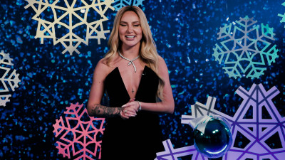 «Будьте счастливы»: певица Anna Asti поздравила петербуржцев с Новым годом