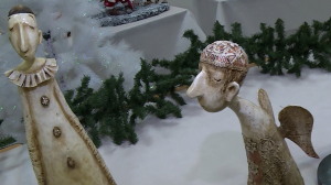 Ангелы, снеговики, Деды Морозы и сказочные злодеи. В Петербурге открылась новогодняя выставка авторских кукол