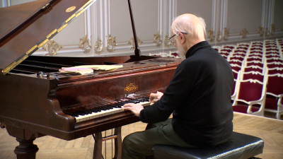 В Петербург из Музея фортепиано в Рыбинске приехал старинный французский рояль 1848 года