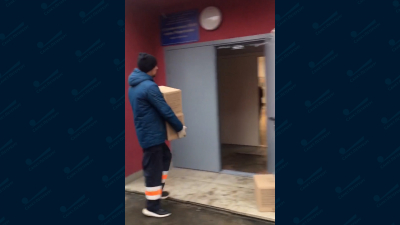 Петербург передал в одну из школ Мариуполя продукты для выпечки булочек