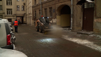 519 единиц техники и 823 специалиста вышли сегодня на улицы Петербурга для уборки снега