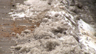 Дорожники рассказали, почему на дорогах появляется «каша» из снега