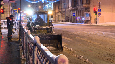 Более 17 тысяч «кубов» снега вывезли из Петербурга только за сутки