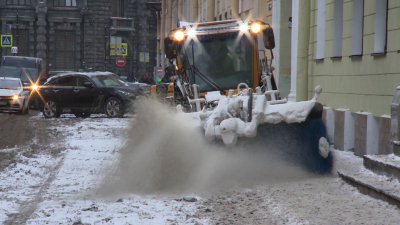 6,5 тысячи дворников и 700 единиц спецтехники убирают снег во дворах Петербурга