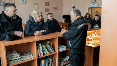 Светлана Агапитова посетила тюремную библиотеку, которой заведует историк Соколов