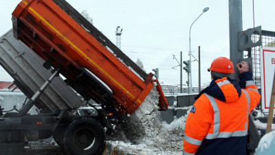 Вывоз снега с улиц Петербурга достиг 10 тысяч кубометров в сутки