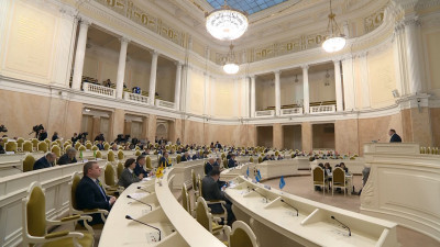 ЗакС обсудил ежемесячные выплаты «народным» жителям Петербурга