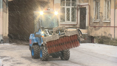 Александр Беглов поручил синхронизировать очистку кровель с уборкой улиц 