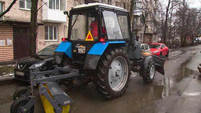 Новая техника выйдет на уборку петербургских дворов