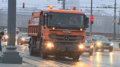 Более 900 дорожников Петербурга вышли в понедельник на борьбу с последствиями оттепели