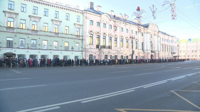 В Строгановский дворец в день бесплатного посещения выстроилась длинная очередь