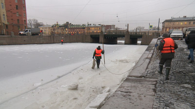 Специалисты «Экостроя» убрали накопившийся за время морозов мусор на канале Грибоедова
