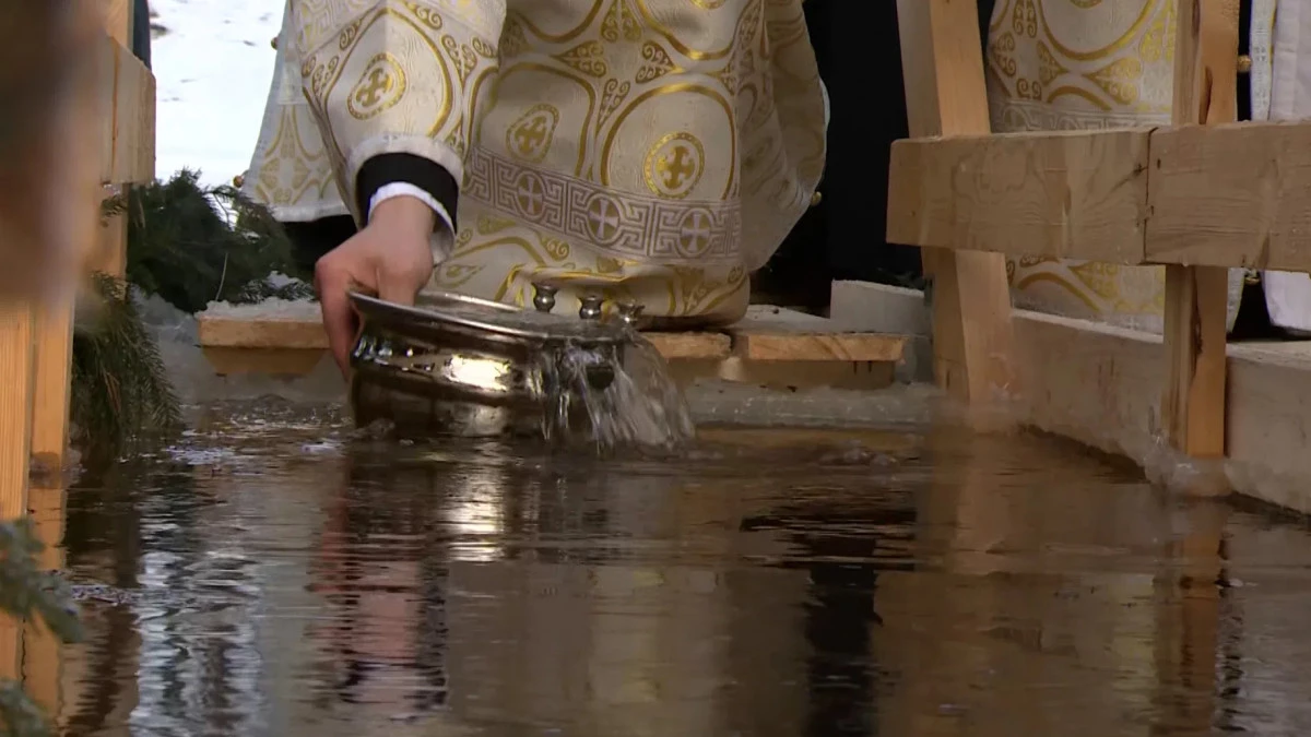 Православные христиане празднуют Крещение Господне - tvspb.ru