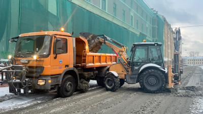 В пятницу более 1000 петербургских дворников очищают город от снега