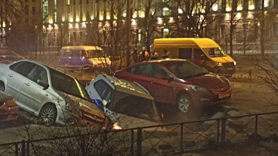 Прорыв теплотрассы на Бассейной улице устранят к 14:00