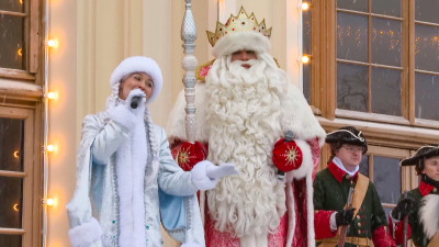 Поезд Деда Мороза встретили на станции Новый Петергоф