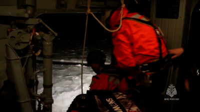 Потерпевших бедствие на Онежском озере рыбаков передали медикам Петербурга