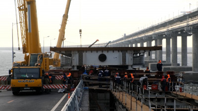 Рабочие завершили надвижку первого пролета левой автодорожной части Крымского моста