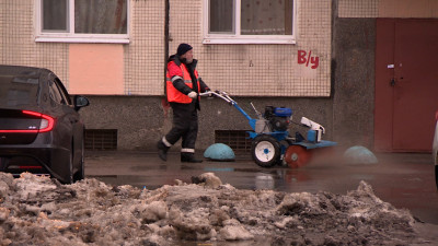 Петербуржцам показали новую схему уборки дворов в Калининском районе
