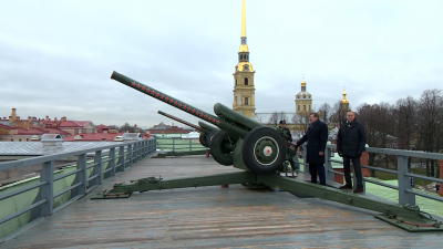 Полуденный выстрел из пушки Петропавловской крепости прогремел в честь 50-летия 122-й медсанчасти