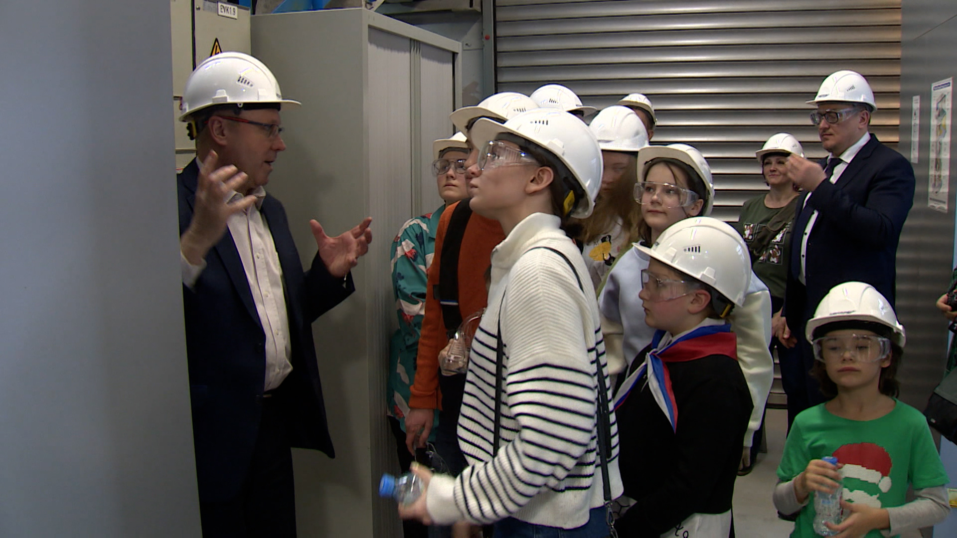 Участники Детского общественного совета при Минстрое посетили лифтовый завод в Петербурге