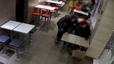 Колпинские подростки взорвали унитаз в ресторане быстрого питания